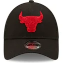 justerbar-svart-bojd-keps-med-rod-logotyp-9forty-neon-pack-chicago-bulls-nba-fran-new-era