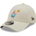 beige-justerbar-9forty-sporty-keps-med-bojd-skarm-patricio-estrella-svampbob-fran-new-era