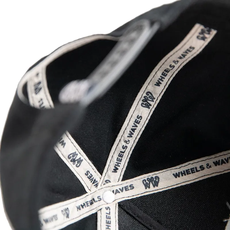 svart-bojd-keps-snapback-classic-ww22-fran-wheels-and-waves