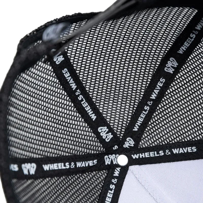 vit-och-svart-trucker-keps-nuts-bw-ww26-fran-wheels-and-waves