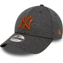 new-york-yankees-mlb-9forty-shadow-tech-gra-justerbar-bojd-keps-med-orange-logotyp-fran-new-era