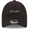 justerbar-svart-bojd-keps-9forty-logo-le-louvre-av-new-era