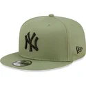 new-era-mlb-new-york-yankees-9fifty-league-essential-gron-flat-snapback-keps-med-svart-logotyp