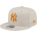 beige-platt-snapback-keps-med-orange-logotyp-9fifty-league-essential-new-york-yankees-mlb-fran-new-era