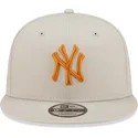 beige-platt-snapback-keps-med-orange-logotyp-9fifty-league-essential-new-york-yankees-mlb-fran-new-era