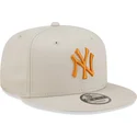 beige-platt-snapback-keps-med-orange-logotyp-9fifty-league-essential-new-york-yankees-mlb-fran-new-era