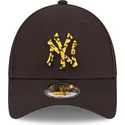 svart-bojd-justerbar-keps-med-gul-logotyp-9forty-seasonal-infill-fran-new-york-yankees-mlb-av-new-era