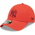 justerbar-rod-bojd-keps-med-marinbla-logotyp-9forty-seasonal-infill-av-new-york-yankees-mlb-fran-new-era