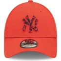 justerbar-rod-bojd-keps-med-marinbla-logotyp-9forty-seasonal-infill-av-new-york-yankees-mlb-fran-new-era