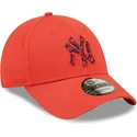 justerbar-rod-bojd-keps-med-marinbla-logotyp-9forty-seasonal-infill-av-new-york-yankees-mlb-fran-new-era