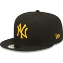 svart-platt-snapback-keps-med-gul-logotyp-9fifty-league-essential-new-york-yankees-mlb-fran-new-era