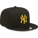 svart-platt-snapback-keps-med-gul-logotyp-9fifty-league-essential-new-york-yankees-mlb-fran-new-era