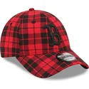 justerbar-rod-bojd-keps-med-svart-logotyp-9forty-plaid-boston-red-sox-mlb-fran-new-era