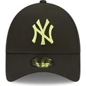 svart-justerbar-kurvad-keps-med-gront-logo-9forty-league-essential-fran-new-york-yankees-mlb-av-new-era