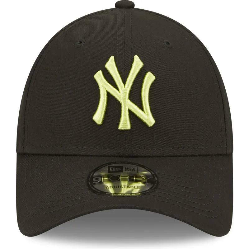svart-justerbar-kurvad-keps-med-gront-logo-9forty-league-essential-fran-new-york-yankees-mlb-av-new-era