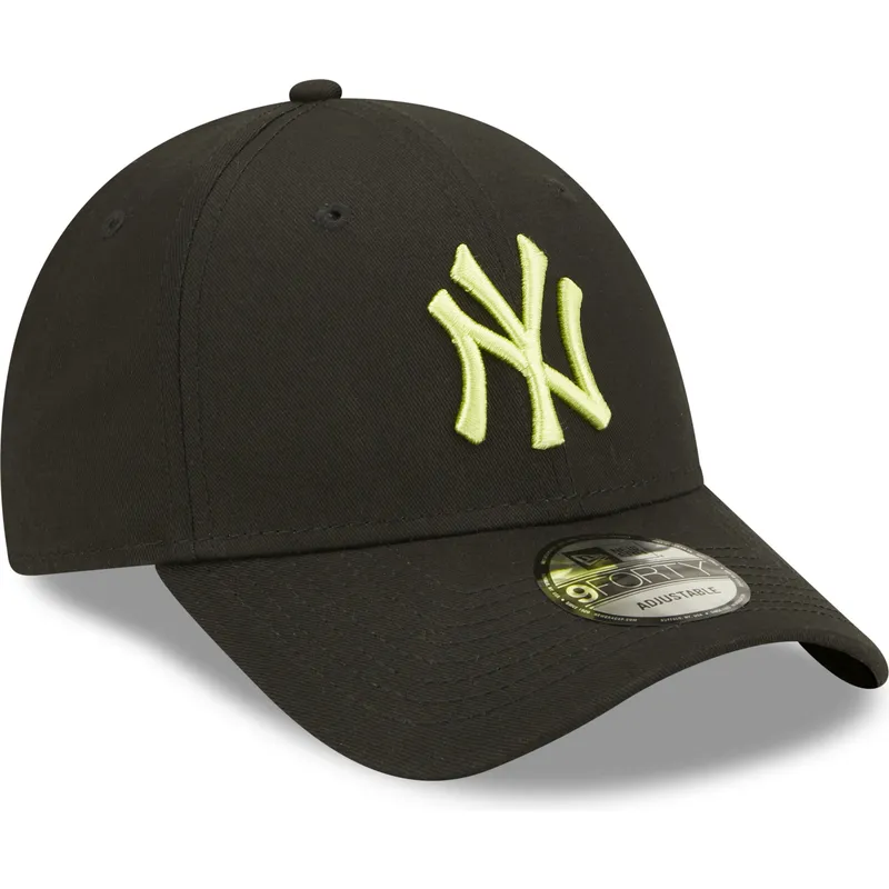 svart-justerbar-kurvad-keps-med-gront-logo-9forty-league-essential-fran-new-york-yankees-mlb-av-new-era