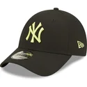 svart-justerbar-kurvad-keps-med-gront-logo-9forty-league-essential-fran-new-york-yankees-mlb-av-new-era