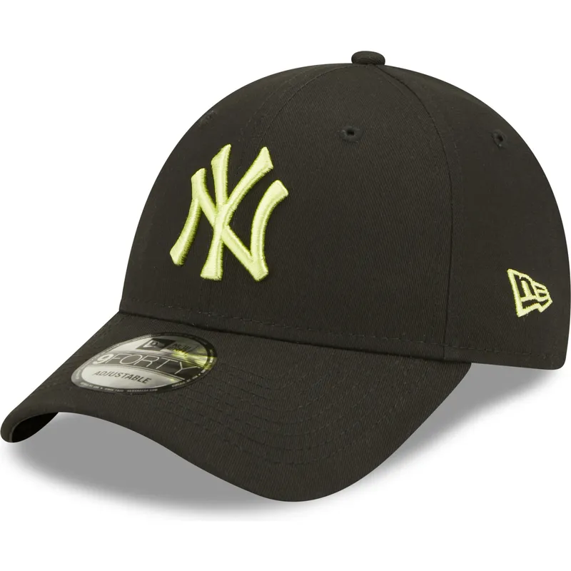 svart-justerbar-kurvad-keps-med-gront-logo-9forty-league-essential-fran-new-york-yankees-mlb-av-new-era