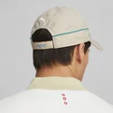 beige-justerbar-keps-med-bojd-skarm-sptwr-race-b-av-ferrari-formula-1-fran-puma