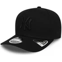 svart-kurvad-keps-snapback-med-svart-logotyp-9fifty-tonal-stretch-snap-fran-new-york-yankees-mlb-av-new-era