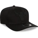 svart-bojd-keps-snapback-med-svart-logotyp-9fifty-tonal-stretch-snap-fran-chicago-bulls-nba-fran-new-era