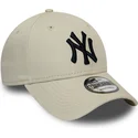 bojd-beige-justerbar-keps-med-svart-logotyp-9forty-league-essential-fran-new-york-yankees-mlb-av-new-era
