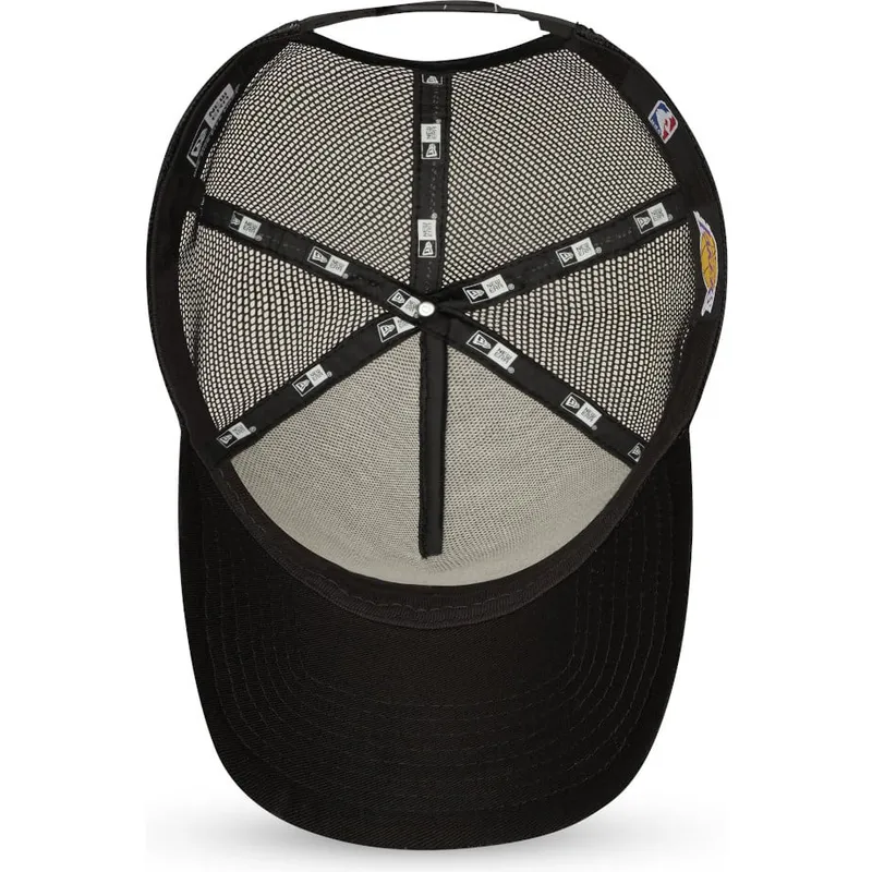 svart-truckerkeps-med-svart-logotyp-9forty-a-frame-tonal-fran-los-angeles-lakers-nba-av-new-era