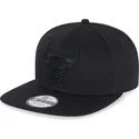 svart-platt-snapback-keps-med-svart-logotyp-9fifty-fran-chicago-bulls-nba-av-new-era