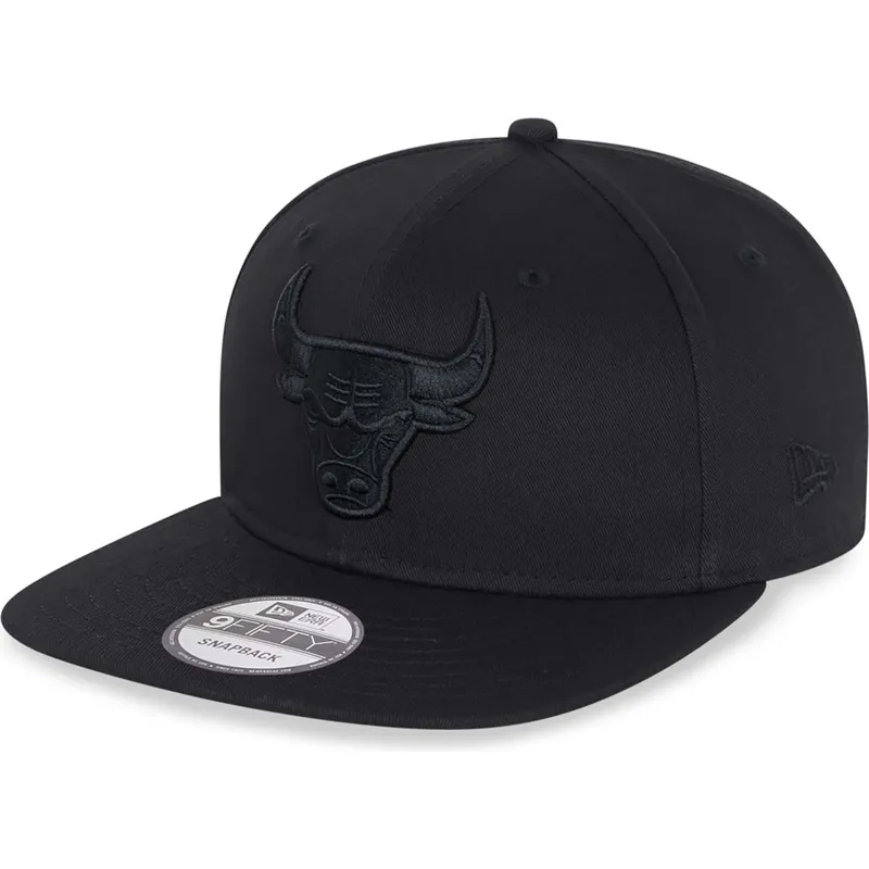svart-platt-snapback-keps-med-svart-logotyp-9fifty-fran-chicago-bulls-nba-av-new-era