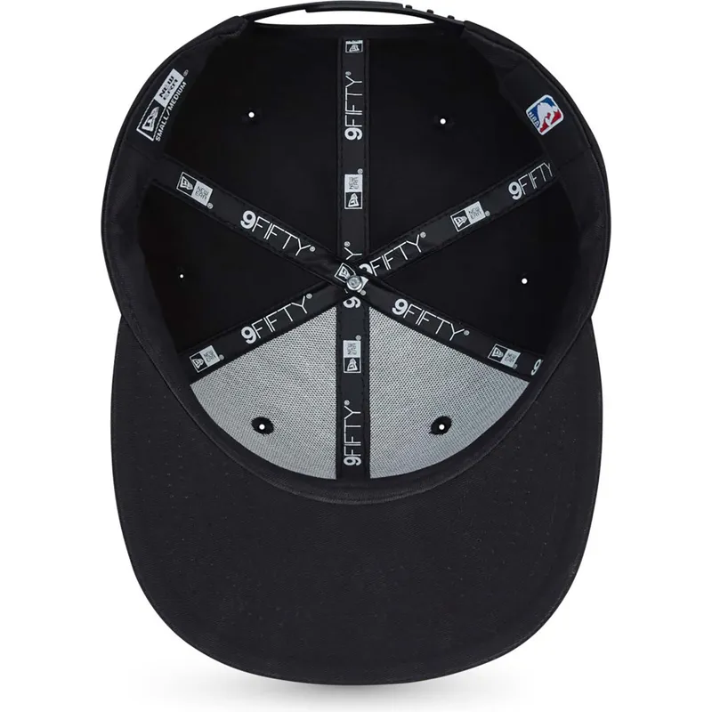 svart-platt-snapback-keps-med-svart-logotyp-9fifty-fran-chicago-bulls-nba-av-new-era