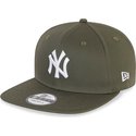 new-era-flat-brim-9fifty-essential-new-york-yankees-mlb-green-snapback-cap