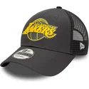 kepsar-curva-gra-justerbart-band-9forty-home-field-fran-los-angeles-lakers-nba-av-new-era