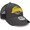 justerbar-gra-truckerkeps-9forty-home-field-los-angeles-lakers-nba-fran-new-era