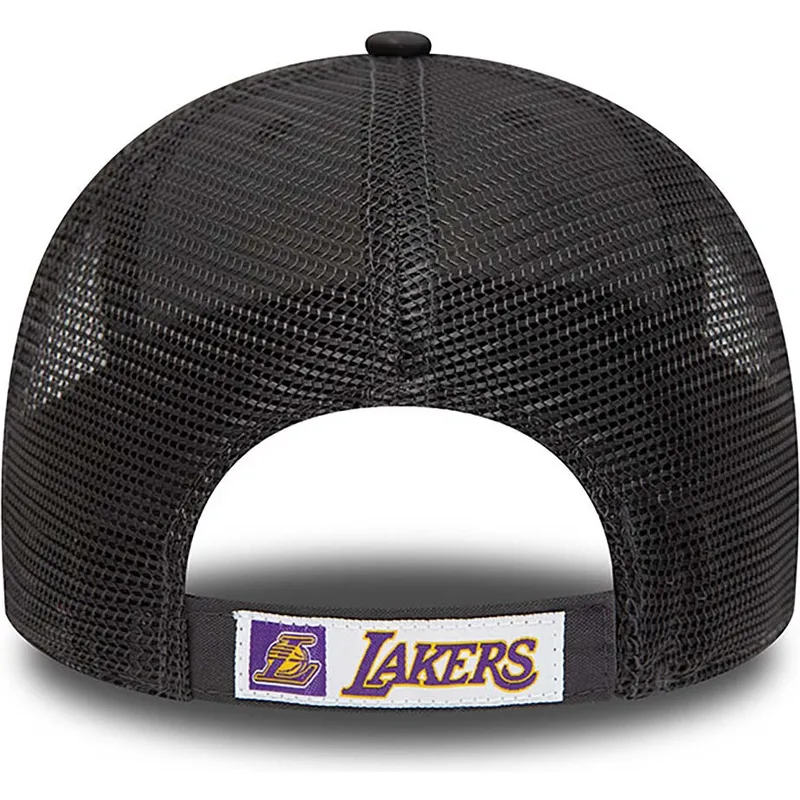 kepsar-curva-gra-justerbart-band-9forty-home-field-fran-los-angeles-lakers-nba-av-new-era