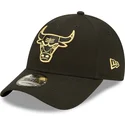 justerbar-svart-bojd-keps-med-guldlogo-9forty-metallic-chicago-bulls-nba-fran-new-era