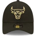 justerbar-svart-bojd-keps-med-guldlogo-9forty-metallic-chicago-bulls-nba-fran-new-era