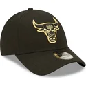 justerbar-svart-bojd-keps-med-guldlogo-9forty-metallic-chicago-bulls-nba-fran-new-era