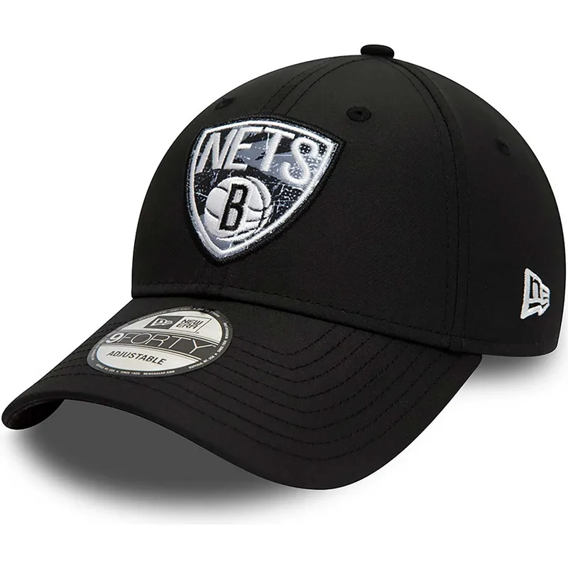 kepsar-curva-svart-justerbart-band-9forty-print-infill-fran-brooklyn-nets-nba-av-new-era