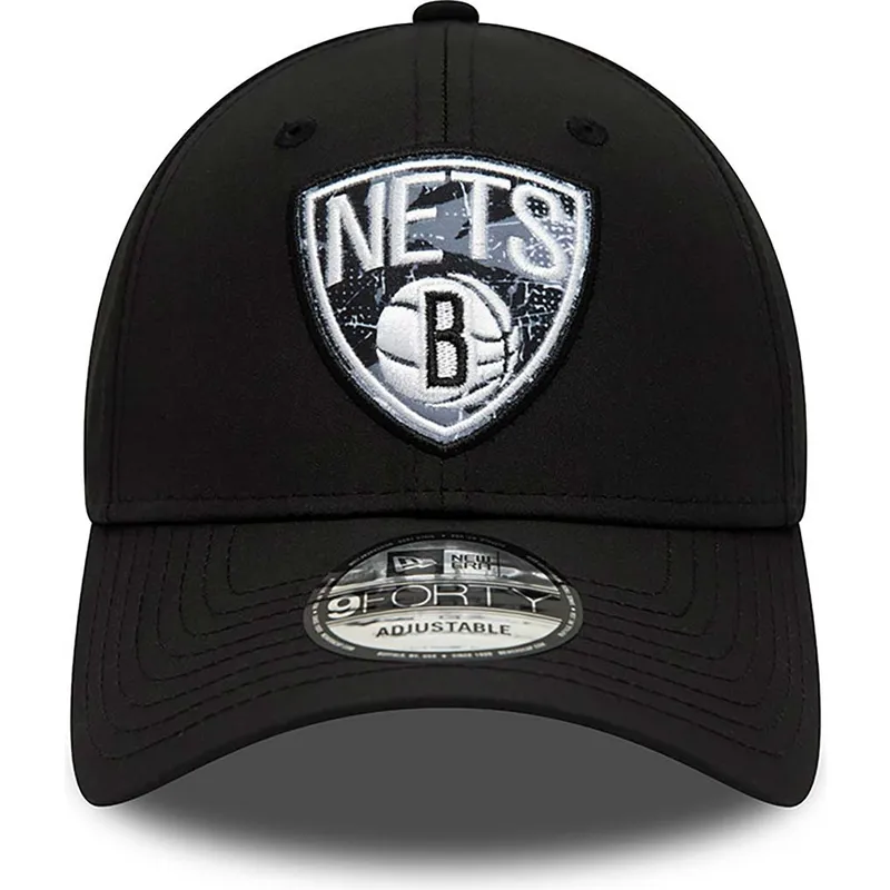 kepsar-curva-svart-justerbart-band-9forty-print-infill-fran-brooklyn-nets-nba-av-new-era