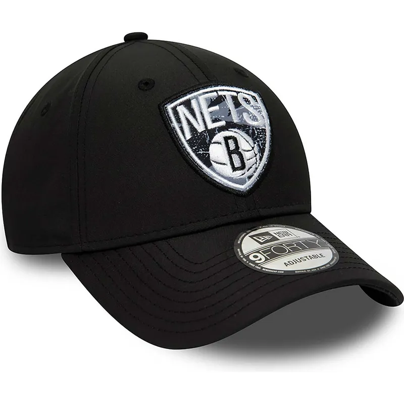 kepsar-curva-svart-justerbart-band-9forty-print-infill-fran-brooklyn-nets-nba-av-new-era