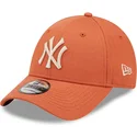 new-era-new-york-yankees-mlb-9forty-league-essential-orange-justerbar-kurvkeps-med-beige-logotyp