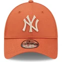 new-era-new-york-yankees-mlb-9forty-league-essential-orange-justerbar-kurvkeps-med-beige-logotyp