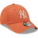 new-era-new-york-yankees-mlb-9forty-league-essential-orange-justerbar-kurvkeps-med-beige-logotyp