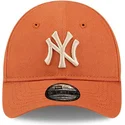 new-era-new-york-yankees-mlb-9forty-league-essential-justerbar-orange-bojd-keps-for-smabarn-med-beige-logotyp