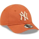 new-era-new-york-yankees-mlb-9forty-league-essential-justerbar-orange-bojd-keps-for-smabarn-med-beige-logotyp