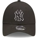 svart-justerbar-bojd-keps-9forty-team-outline-new-york-yankees-mlb-fran-new-era
