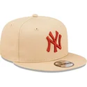 beige-platt-snapbackkeps-9fifty-league-essential-new-york-yankees-mlb-fran-new-era