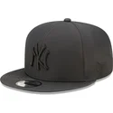 svart-platt-snapback-keps-med-svart-logotyp-9fifty-gore-tex-new-york-yankees-mlb-fran-new-era