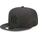 svart-platt-snapback-keps-med-svart-logotyp-9fifty-gore-tex-new-york-yankees-mlb-fran-new-era