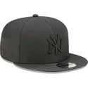 svart-platt-snapback-keps-med-svart-logotyp-9fifty-gore-tex-new-york-yankees-mlb-fran-new-era